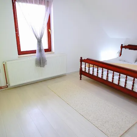 Djokic 2 Sa Bazenom سوكو بانيا