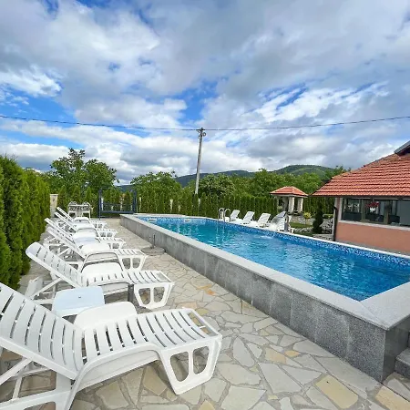 Djokic 2 Sa Bazenom 아파트